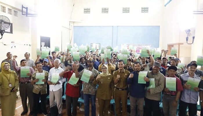 Bupati Blitar Serahkan SK Perhutanan Sosial di Balai Desa Ngadirenggo