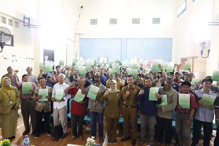Bupati Blitar Rini Syarifah hadiri acara penyerahan SK Perhutanan Sosial dan Pembukaan Sosialisasi Pengembangan Usaha Ekonomi Masyarakat Desa melalui Implementasi Hutan Desa.