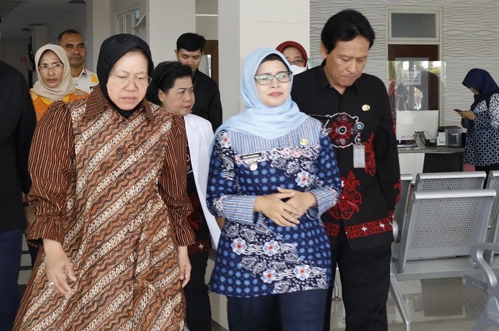 Bupati Blitar Rini Syarifah dampingi Menteri Sosial Tri Rismaharini tinjau pelaksanaan operasi mata katarak gratis