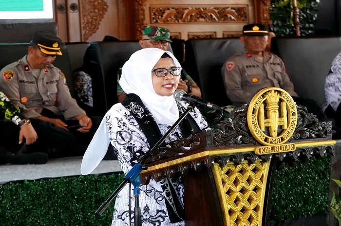 Bupati Blitar Rini Syarifah hadiri Peringatan HUT Ke-78 PGRI dan Hari Guru Nasional Tahun 2023.