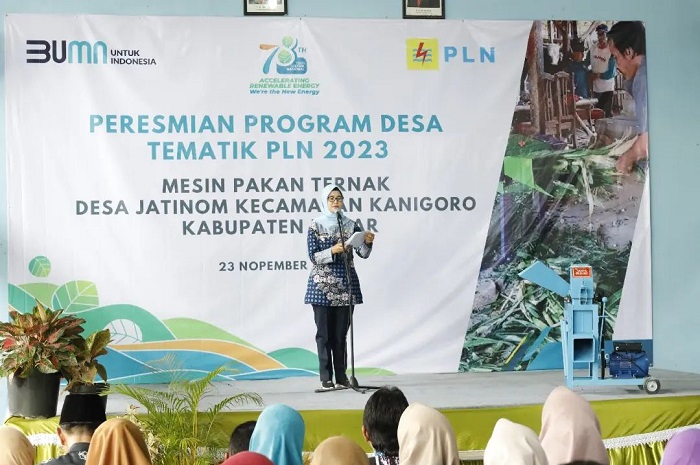 Bupati Blitar Rini Syarifah didampingi Manajer PLN UP 3 Kediri meresmikan Program Desa Tematik PLN 2023 dan penyerahan Mesin Pakan Ternak di Desa Jatinom