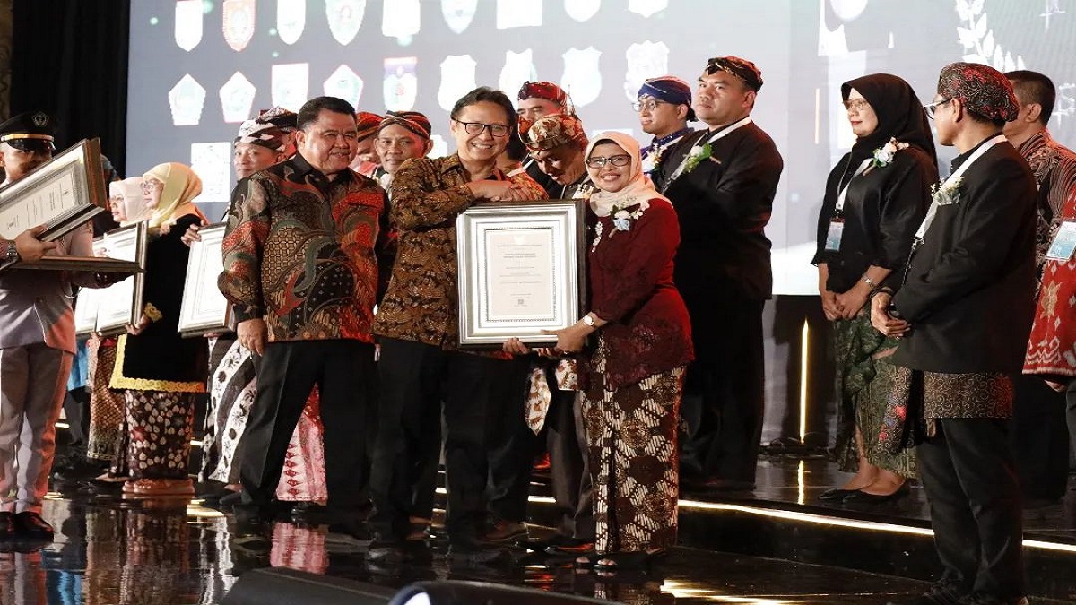 Pemkab Blitar Terima Penghargaan Swasti Saba Padana dari Menteri Kesehatan