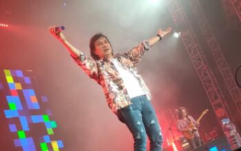Konser 35 tahun grup musik legendaris KLa Project dengan tagline “Harmoni Cahaya” berlangsung megah penuh gariah di Tennis Indoor