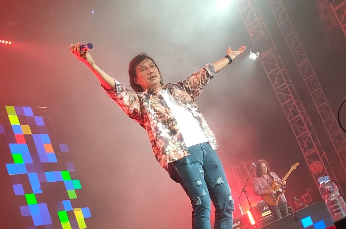 Konser 35 tahun grup musik legendaris KLa Project dengan tagline “Harmoni Cahaya” berlangsung megah penuh gariah di Tennis Indoor