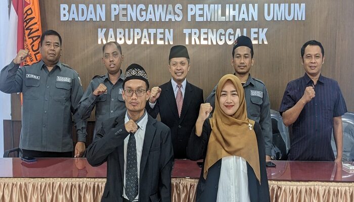 Bawaslu Trenggalek Lantik 2 PAW Panwascam Durenan dan Karangan