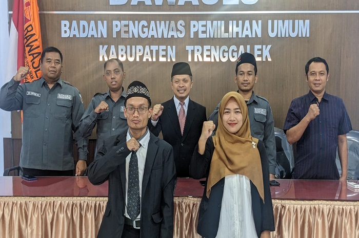 Pengambilan sumpah dan pelantikan dilakukan di Media Center Bawaslu Kabupaten Trenggalek, Senin 6 Oktober 2023.