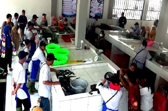 Pasar ikan eks lapangan sepak bola Sunggingan, Boyolali, Jawa Tengah mulai dapat digunakan. Para pedagang mulai menjajakan dagangannya.