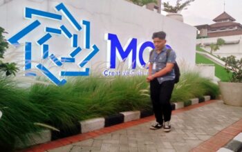 Salah satu peserta UKW saat mengunjungi Malang Creative Center (MCC)