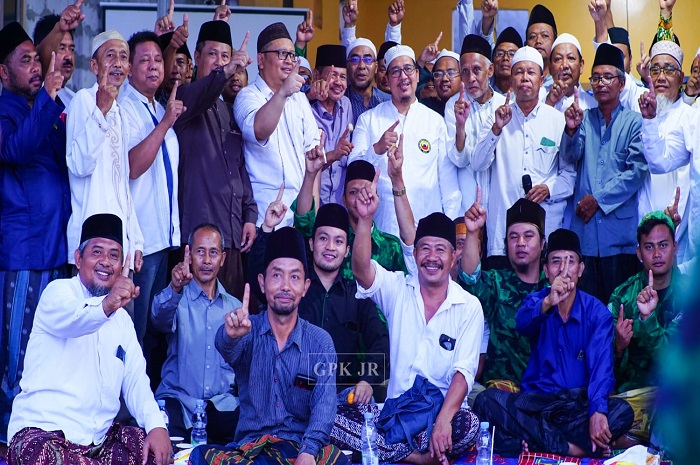 Para kiai dan gawagis pesantren di Sarang Rembang soreajak silaturahmi para mantan kepala desa, tokoh masyarakat dan para tokoh pemuda