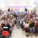 Polresta Sidoarjo Gelar Minggu Kasih di Gereja Mahanaim IDPOST.CO.ID - Polresta Sidoarjo, Pada Minggu (26/11/2023) menggelar program Minggu Kasih yang secara rutin dilaksanakan dengan mendatangi rumah ibadah maupun gereja umat Kristen di wilayah Kabupaten Sidoarjo setiap minggunya. Pada kali ini Kapolresta Sidoarjo Kombes Pol Kusumo Wahyu Bintoro beserta para pejabat utama dan Kapolsek jajaran, serta forkopimka menghadiri acara Minggu Kasih di Gereja Mahanaim, berlokasi di komplek perumahan Pondok Mutiara, Sidoarjo. Program Minggu Kasih ini digelar bertujuan guna mempererat hubungan antara Polisi dan masyarakat terutama umat Kristiani dalam memberikan pemahaman tentang pentingnya menjaga toleransi dan kerukunan antar umat beragama. “Program Minggu Kasih merupakan bentuk interaksi secara langsung antara Kepolisian bersama masyarakat untuk mendengarkan saran, kritikan, masukan, serta pengaduan masyarakat terkait dengan pelayanan Kepolisian diwilayahnya,” kata Kapolresta Sidoarjo Kombes Pol Kusumo Wahyu Bintoro. Pada acara Minggu Kasih, Kapolresta Sidoarjo menghimbau kepada masyarakat untuk terus menguatkan toleransi dan kerukunan antar umat beragama, terutama menjelang Pemilu 2024, agar tercipta kondusifitas kamtibmas yang aman dan nyaman di wilayah Sidoarjo. "Dalam Pemilu 2024, perbedaan pandangan maupun keyakinan adalah hal yang wajar. Jangan dijadikan polemik berkepanjangan. Mari kita tetap menjaga toleransi dan kerukunan agar wilayah kita tetap aman, kondusif, dan harmonis," pesan Kapolresta Sidoarjo. Polresta Sidoarjo juga menyediakan berbagai layanan gratis pada acara Minggu Kasih guna membantu masyarakat yang membutuhkan seperti bakti sosial dan bakti kesehatan dan pengobatan gratis bagi warga masyarakat. Program rutin Minggu Kasih Polresta Sidoarjo menunjukkan bahwa Kepolisian bukan hanya bekerja menjaga keamanan dan ketertiban, tetapi juga berperan aktif dalam membina hubungan yang harmonis antara Polisi dan masyarakat setempat. Dengan memberikan bantuan sosial sekaligus fasilitas kesehatan, Kepolisian membuktikan bahwa mereka memperhatikan kesejahteraan masyarakat. Sesuai dengan tugas-tugas pokoknya sebagai pelindung, pengayom dan pelayan masyarakat. Diharapkan program Minggu Kasih Polresta Sidoarjo dapat menjadi inspirasi bagi Polisi di seluruh Indonesia untuk terus aktif dalam membangun hubungan yang harmonis serta menjaga keamanan dan toleransi antar umat beragama.