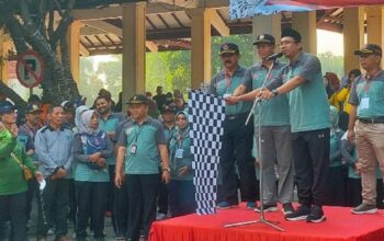 Bupati Sidoarjo Lepas Ribuan Peserta Jalan Sehat Hari Guru Nasional