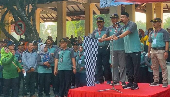 Bupati Sidoarjo Lepas Ribuan Peserta Jalan Sehat Hari Guru Nasional