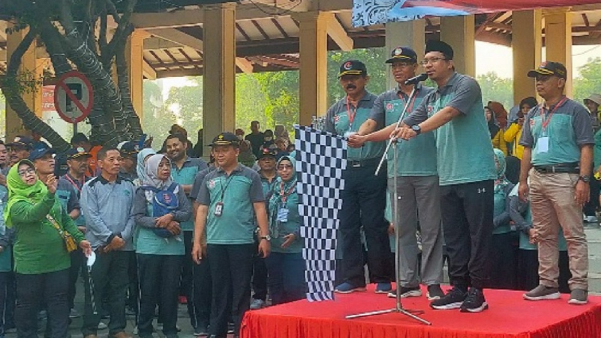 Bupati Sidoarjo Lepas Ribuan Peserta Jalan Sehat Hari Guru Nasional