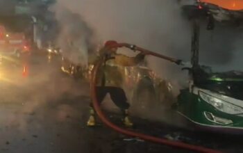Sebuah Bus Karina Terbakar di Pamekasan