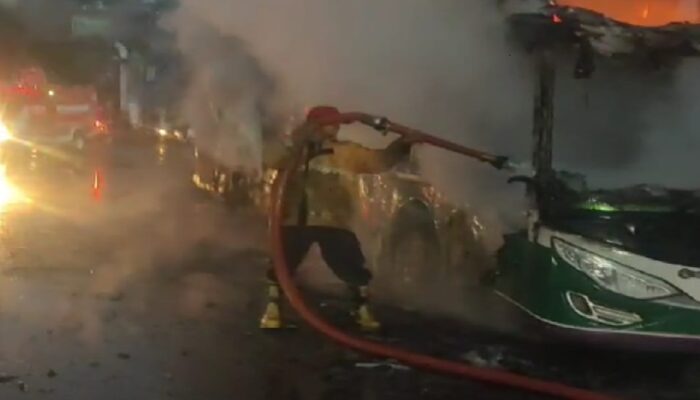 Sebuah Bus Karina Terbakar di Pamekasan
