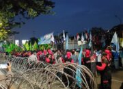 Ribuan Buruh Unjuk Rasa Tuntut Kenaikan Upah Minimun 15 Persen