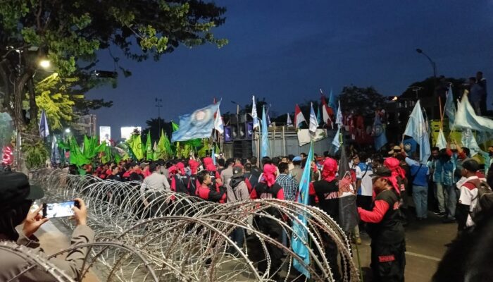 Ribuan Buruh Unjuk Rasa Tuntut Kenaikan Upah Minimun 15 Persen