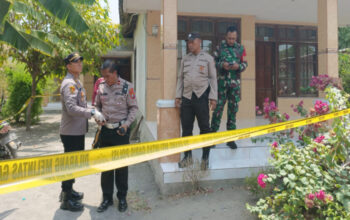 Petugas kepolisian dari Polsek Kota dan Polresta Sidoarjo datang dan melakukan olah TKP perampokan guru ngaji serta sekaligus memasang garis polisi untuk menjauhkan kerumunan warga