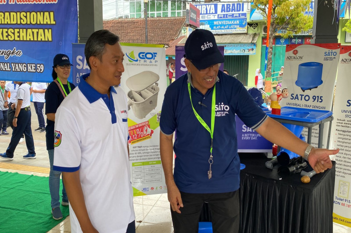 DR. Koen menjelaskan keunggulan produk SATO kepada Bupati Pacitan Indrata Nur Bayuaji S.S
