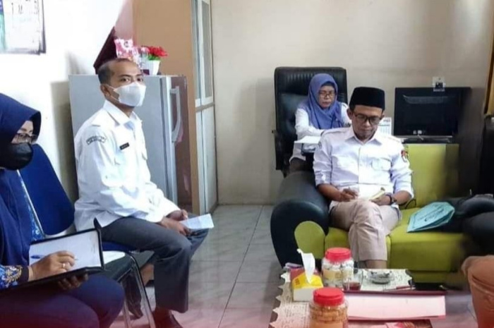 Ketua KPU Sampang Addy Imansyah ketika bersama anggota komisioner lainnya di Kantor KPU Sampang Jl. Diponoegoro.