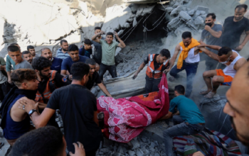 Warga Palestina membawa jenazah dari bawah reruntuhan rumah yang hancur pasca serangan udara Israel di Kota Gaza, 4 November 2023. (Foto: AP)
