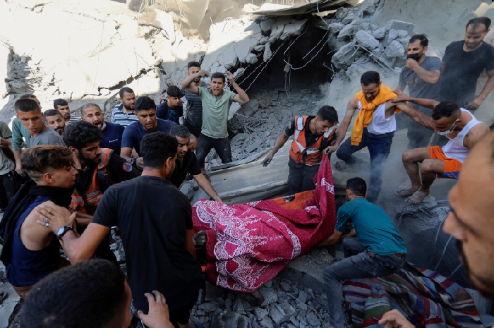 Warga Palestina membawa jenazah dari bawah reruntuhan rumah yang hancur pasca serangan udara Israel di Kota Gaza, 4 November 2023. (Foto: AP)