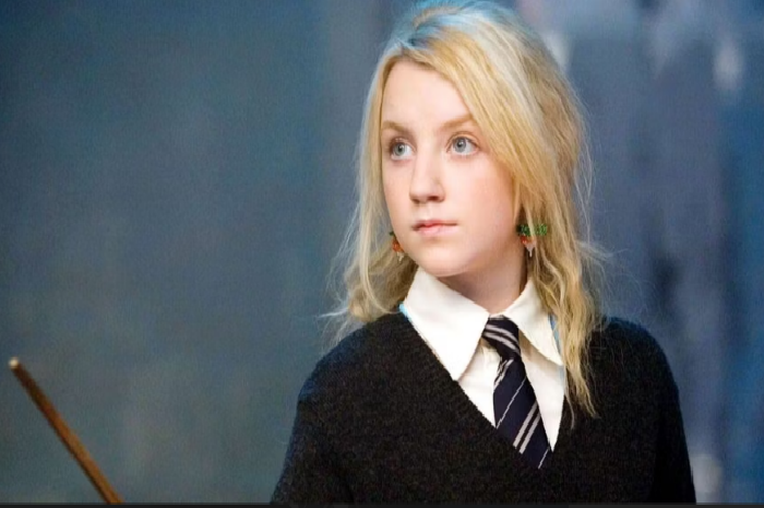 Itulah definisi Luna Lovegood. Ravenclaw yang tertinggal satu tahun dari Harry di sekolah adalah putri Editor Quibbler yang sering berpakaian aneh dan berbicara tentang makhluk khayalan.
