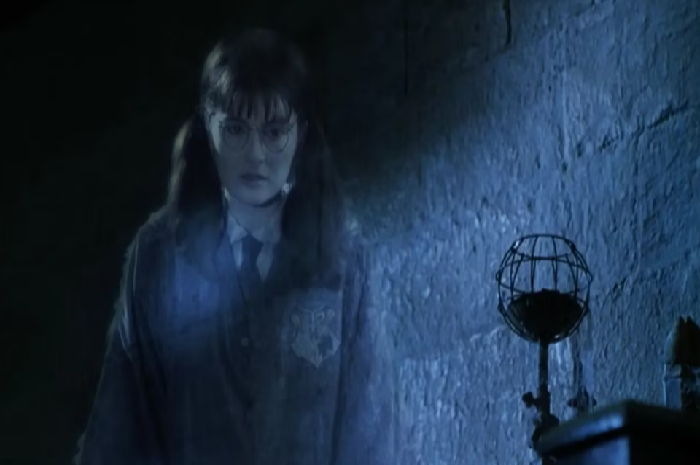 Moaning Myrtle masih menjadi contoh hantu sial.