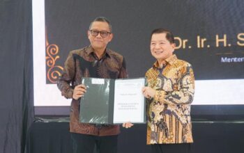 Syamsi Hari Ketua BNSP Saat Menyerahan Sertifikat Kompetensi GRC Tingkat Utama (GRC for Executives) ke Menteri Bappenas, di kantor Bappenas, Senin (27/11/2023). (Doc.Ist)