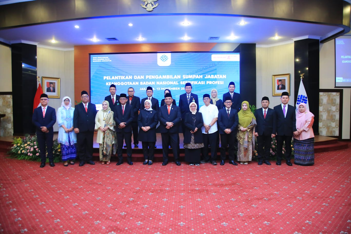 Foto Bersama Menteri Ketenagakerjaan Ida Fauziyah, setelah melantik tujuh anggota Badan Nasional Sertifikasi Profesi (BNSP) untuk periode 2023-2028 dalam sebuah acara yang digelar di Ruang Tri Dharma Kementerian Ketenagakerjaan pada Senin, 13 November 2023. (Doc.Ist)