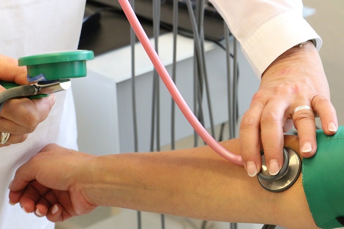 Bila tekanan darah sistolik Anda lebih dari 140 dan tekanan darah diastolik Anda lebih dari 90 saat diukur betul di dalam kantor dokter
