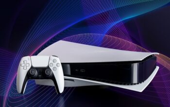 PlayStation 5 Slim yang kini dikonfirmasi akan hampir identik dengan versi lama dalam hal spesifikasi teknis, meskipun kini dilengkapi disk drive yang dapat dilepas yang dijual Sony sebagai unit mandiri.