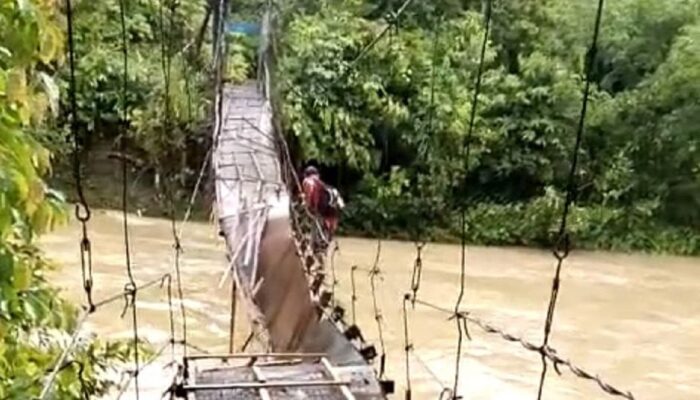 Warga Mambi Mamasa Harus Bertaruh Nyawa Saat Melewati Jembatan Gantung yang Nyaris Putus