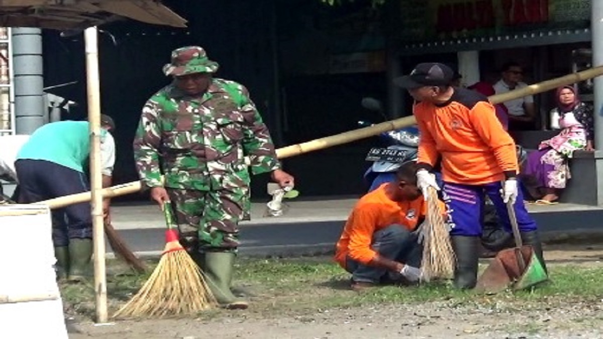 Kodim dan Para Relawan di Boyolali Bersihkan Pasar Tradisional
