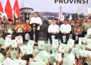 Saat di Sidoarjo, Jokowi Serahkan Ribuan Sertifikat Tanah di Jawa Timur