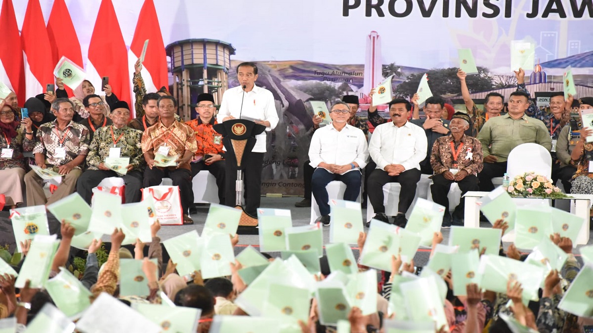 Saat di Sidoarjo, Jokowi Serahkan Ribuan Sertifikat Tanah di Jawa Timur