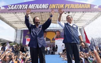 Pesan Politik dalam Gerakan Salam Empat Jari, Suara Rakyat atau Strategi Kampanye? IDPOST.CO.ID - Tim Nasional Pemenangan Anies Baswedan-Muhaimin Iskandar 'AMIN' memberikan tanggapan terhadap penyebaran 'salam empat jari' di media sosial yang diinterpretasikan sebagai kesatuan pendukung pasangan calon nomor urut 1, Anies Baswedan-Muhaimin Iskandar 'AMIN', dengan pasangan calon nomor urut 3, Ganjar Pranowo-Mahfud MD. Pesan yang terkandung dalam narasi tersebut adalah ajakan untuk tidak memilih pasangan calon nomor urut 2, Prabowo Subianto-Gibran Rakabuming Raka, dalam Pemilihan Presiden 2024. Muhammad Ramli Rahim, Juru Bicara Tim Nasional Pemenangan AMIN, mengemukakan bahwa 'salam empat jari' bisa saja menjadi bentuk protes rakyat terhadap Presiden Joko Widodo (Jokowi) yang diduga berupaya memenangkan pasangan calon tertentu. Ramli menekankan bahwa gerakan 'salam empat jari' muncul sebagai respons terhadap kekhawatiran dan langkah-langkah 'sang raja', yang dalam konteks ini merujuk kepada Presiden Jokowi. Dalam analogi permainan catur, Ramli menyatakan bahwa ketika 'raja' mulai bergerak lebih aktif, itu menandakan bahwa situasi skakmat semakin dekat, sementara ketika 'raja' tetap diam, itu menunjukkan kestabilan dan kekuatan. Gerakan 'salam empat jari', menurutnya, merupakan reaksi terhadap tekanan yang dihasilkan oleh 'raja' atau penguasa, dan merupakan pertanda akan munculnya perubahan. Sementara itu, Anies Baswedan memberikan tanggapan terkait fenomena 'salam empat jari' saat melakukan kampanye besar di Bandung. Anies menegaskan bahwa penting untuk menunggu hasil pemungutan suara pada 14 Februari 2024 mendatang sebelum membuat kesimpulan. Menurutnya, yang terpenting adalah menghormati kehendak sebenarnya dari rakyat, yang akan terungkap melalui hasil pemilihan tersebut.