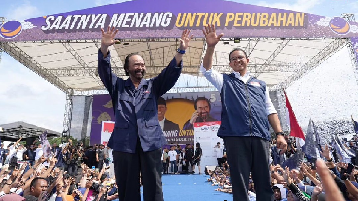 Pesan Politik dalam Gerakan Salam Empat Jari, Suara Rakyat atau Strategi Kampanye? IDPOST.CO.ID - Tim Nasional Pemenangan Anies Baswedan-Muhaimin Iskandar 'AMIN' memberikan tanggapan terhadap penyebaran 'salam empat jari' di media sosial yang diinterpretasikan sebagai kesatuan pendukung pasangan calon nomor urut 1, Anies Baswedan-Muhaimin Iskandar 'AMIN', dengan pasangan calon nomor urut 3, Ganjar Pranowo-Mahfud MD. Pesan yang terkandung dalam narasi tersebut adalah ajakan untuk tidak memilih pasangan calon nomor urut 2, Prabowo Subianto-Gibran Rakabuming Raka, dalam Pemilihan Presiden 2024. Muhammad Ramli Rahim, Juru Bicara Tim Nasional Pemenangan AMIN, mengemukakan bahwa 'salam empat jari' bisa saja menjadi bentuk protes rakyat terhadap Presiden Joko Widodo (Jokowi) yang diduga berupaya memenangkan pasangan calon tertentu. Ramli menekankan bahwa gerakan 'salam empat jari' muncul sebagai respons terhadap kekhawatiran dan langkah-langkah 'sang raja', yang dalam konteks ini merujuk kepada Presiden Jokowi. Dalam analogi permainan catur, Ramli menyatakan bahwa ketika 'raja' mulai bergerak lebih aktif, itu menandakan bahwa situasi skakmat semakin dekat, sementara ketika 'raja' tetap diam, itu menunjukkan kestabilan dan kekuatan. Gerakan 'salam empat jari', menurutnya, merupakan reaksi terhadap tekanan yang dihasilkan oleh 'raja' atau penguasa, dan merupakan pertanda akan munculnya perubahan. Sementara itu, Anies Baswedan memberikan tanggapan terkait fenomena 'salam empat jari' saat melakukan kampanye besar di Bandung. Anies menegaskan bahwa penting untuk menunggu hasil pemungutan suara pada 14 Februari 2024 mendatang sebelum membuat kesimpulan. Menurutnya, yang terpenting adalah menghormati kehendak sebenarnya dari rakyat, yang akan terungkap melalui hasil pemilihan tersebut.