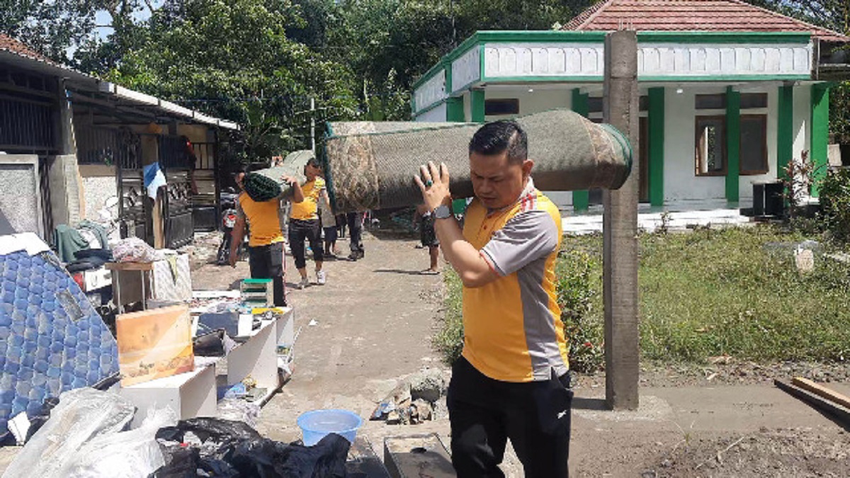 Dampak Banjir Parah di Boyolali, Warga Terlihat Sibuk Bersih-bersih