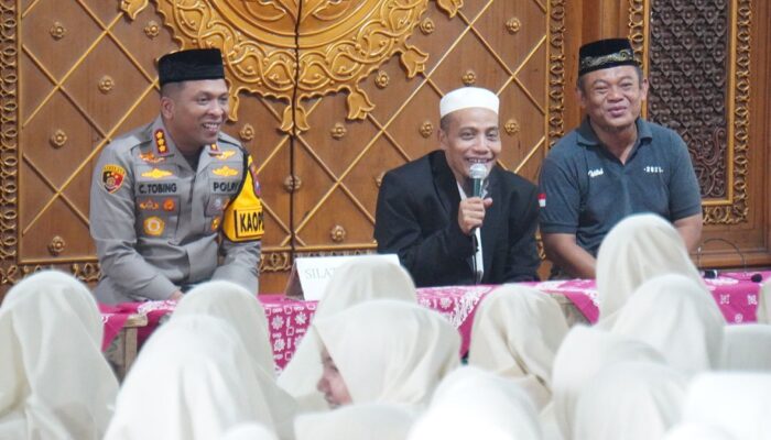 Kapolresta Sidoarjo Berikan Edukasi Pentingnya Literasi Digital untuk Santri