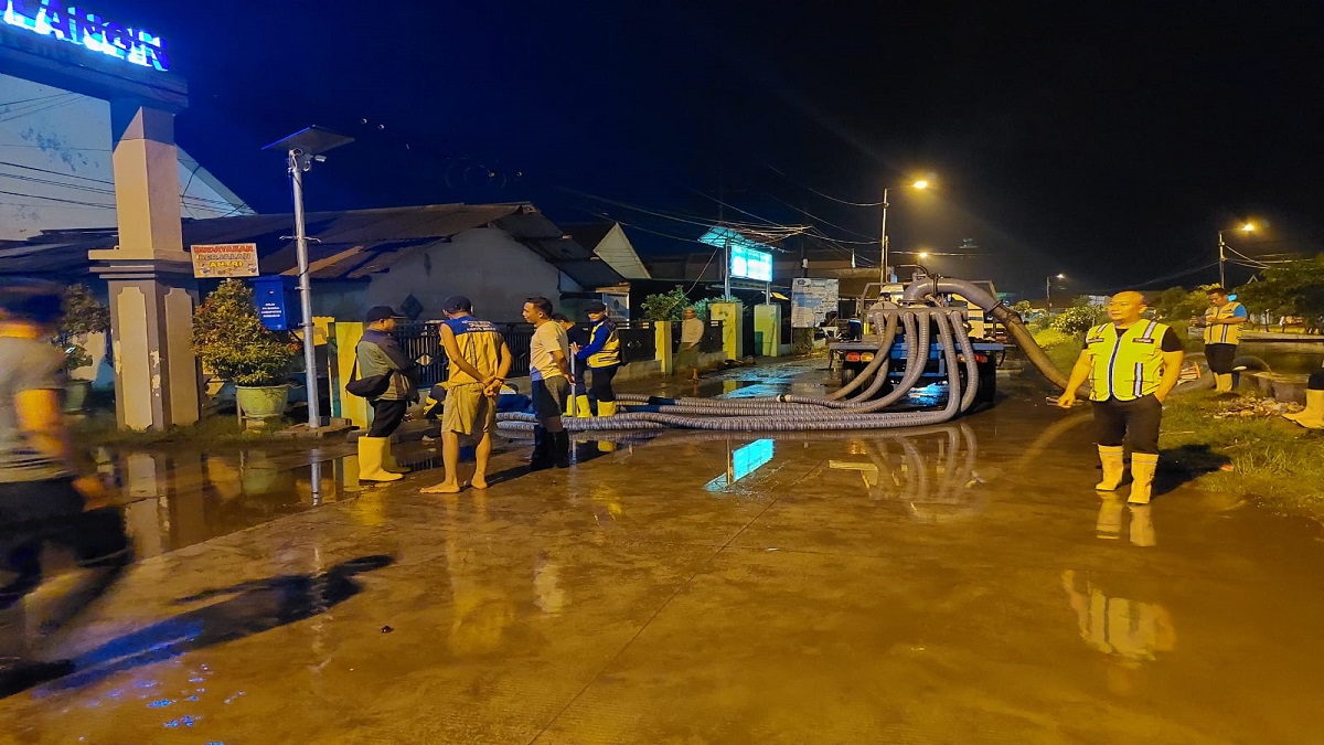 Sinergitas Forkompimcam Tanggulangin Sidoarjo Atasi Banjir di Desa Kedungbanteng