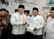 Menteri AHY Serahkan 11 Sertifikat Tanah Wakaf di Surabaya
