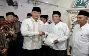 Menteri AHY Serahkan 11 Sertifikat Tanah Wakaf di Surabaya