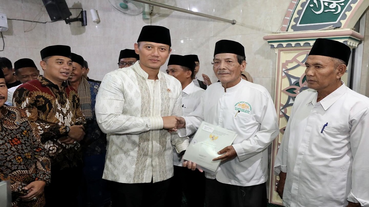 Menteri AHY Serahkan 11 Sertifikat Tanah Wakaf di Surabaya