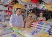 Jokowi Cek Harga Kebutuhan Pokok dan Resmikan Proyek Jalan di Sulawesi Tengah
