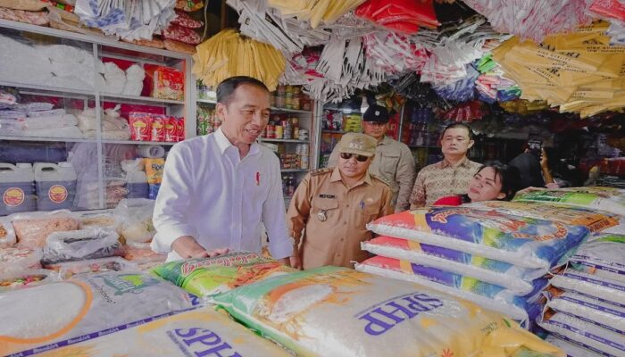 Jokowi Cek Harga Kebutuhan Pokok dan Resmikan Proyek Jalan di Sulawesi Tengah