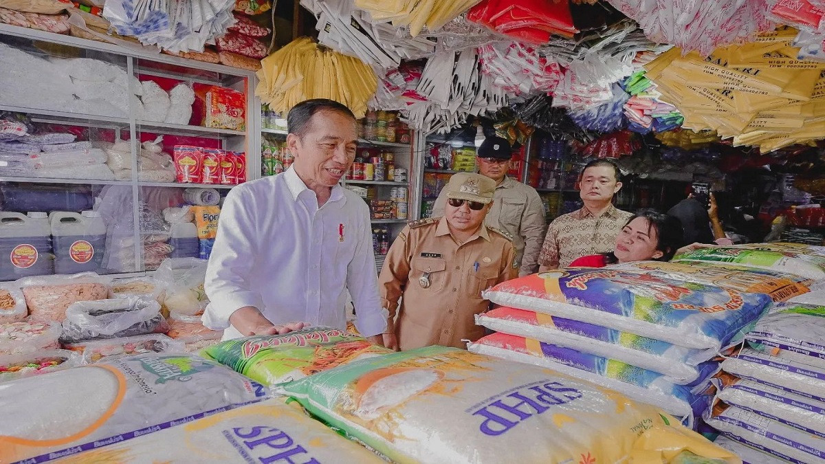 Jokowi Cek Harga Kebutuhan Pokok dan Resmikan Proyek Jalan di Sulawesi Tengah