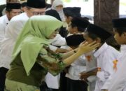 Bupati Blitar dan Pj Gubernur Jatim Bagikan Santunan kepada 1.000 Anak Yatim