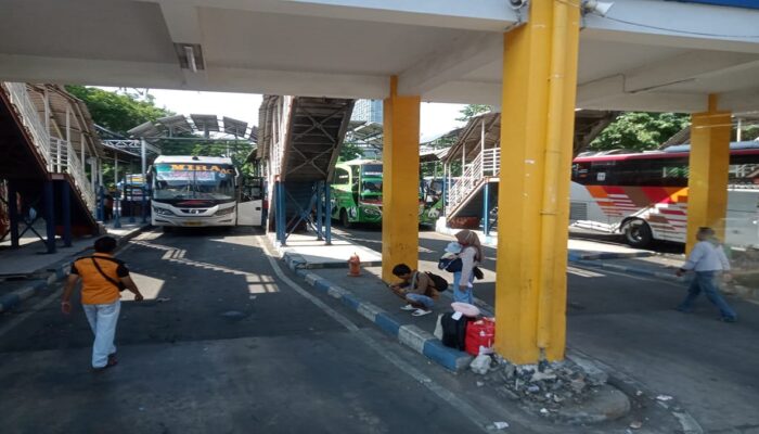 Antusias Mudik Menurun, Terminal Bus Purabaya Masih Sepi Penumpang
