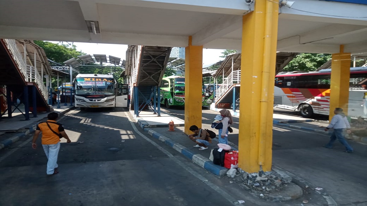 Antusias Mudik Menurun, Terminal Bus Purabaya Masih Sepi Penumpang